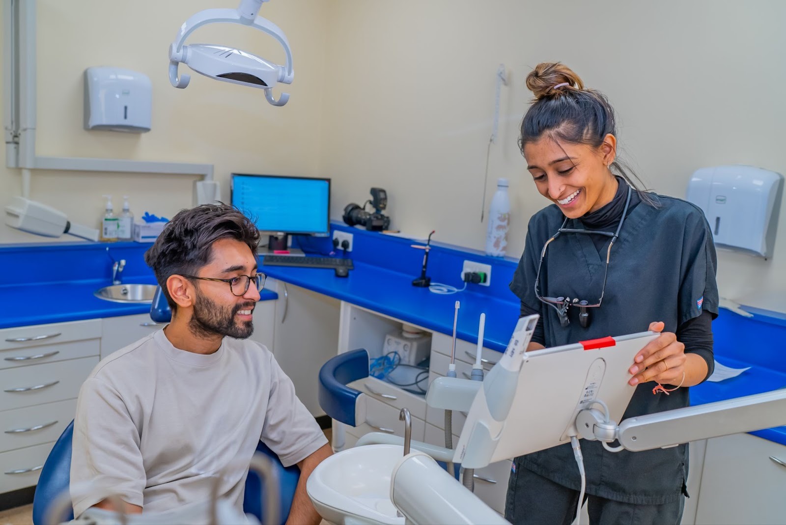 Dentist explaining root canal treatment options during a specialist endodontic consultation in Purley